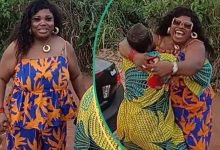 Nigerian lady kneels down to beg her mum as they meet after 18 years