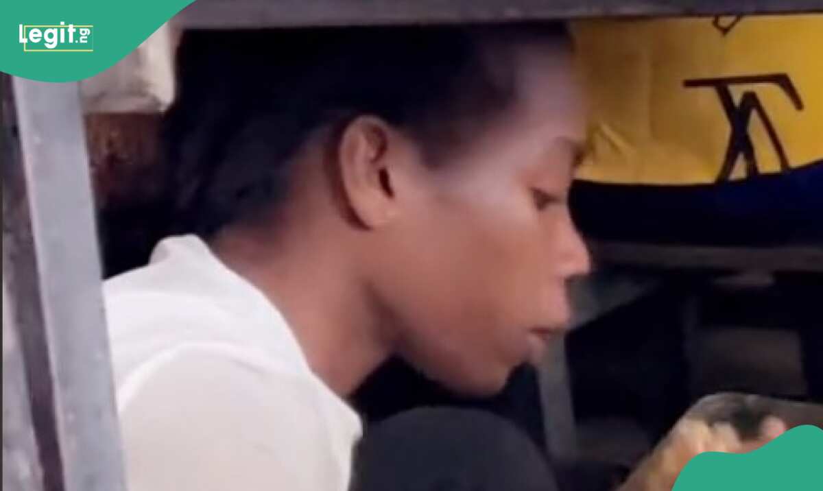 “Shey make I die of hunger?”: Funny lady eats under the table during lecture