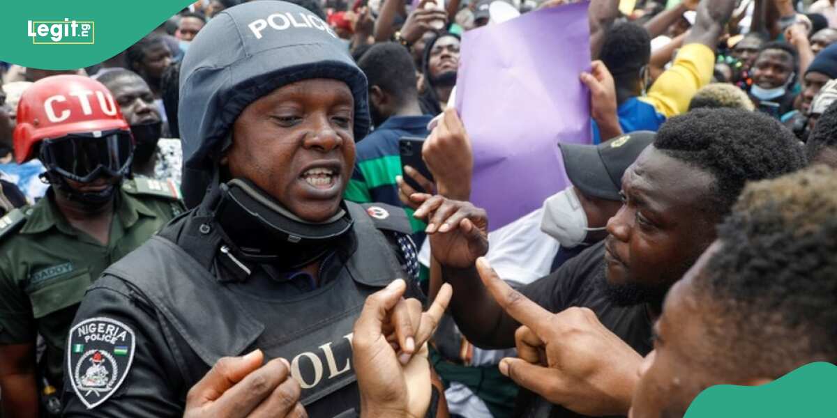 “Cruise country”: Policemen share biscuit to Lagos protesters, video emerges