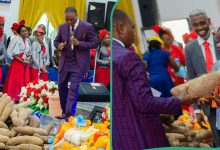 Nigerian pastor shares bags of rice and yams to church members, people rejoice
