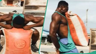 Nigerian man lifts 50kg bag of rice with his teeth, holds it in air for many sec...