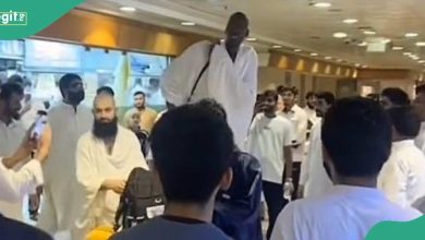 Tall Man Appears in Saudi Arabia Hajj Room, Catches Many Spectacles Over His Towering Height