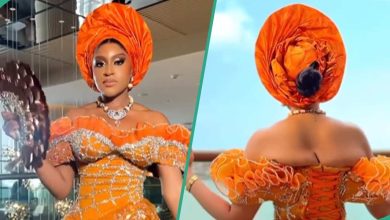 Deby Oscar Wears Tight Wedding Dress, Pushes Up Her Back Skin, Displeases Netizens: "This Isn't Gud"