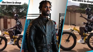 Black Sherif: Ghanaian Musician Spotted Riding Bicycle By The Roadside, Many React To Viral Clip