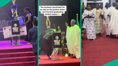 Nigerian Student Wins N1 Million as Best Graduate, Prostrates to His Father on Stage